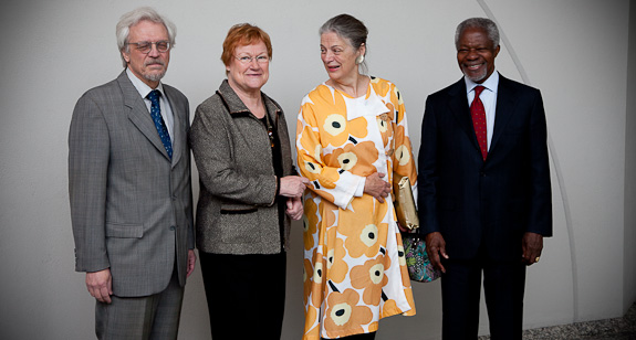 Tohtori Pentti Arajärvi, presidentti Tarja Halonen, Nane Maria Annan ja Kofi Annan Mäntyniemessä. Copyright © Tasavallan presidentin kanslia