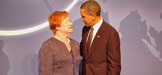 Förenta staternas president Barack Obama önskar republikens president Tarja Halonen välkommen till toppmötet om kärnvapen i Washington.