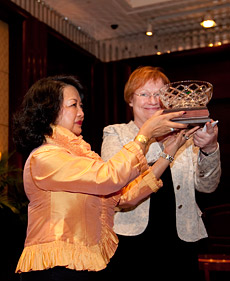 Naisjohtajapalkinnon luovutti Shanghaissa presidentti Haloselle Global Summit of Women –järjestön johtaja Irene Natividad (vas.).