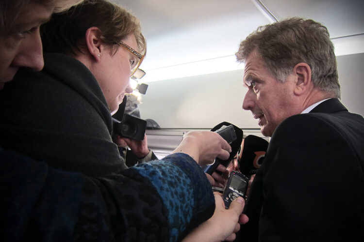  Presidentti Niinistö toimittajien haastateltavana lentokoneessa matkalla Norjan valtiovierailulle 10. lokakuuta 2012. Copyright © Tasavallan presidentin kanslia 