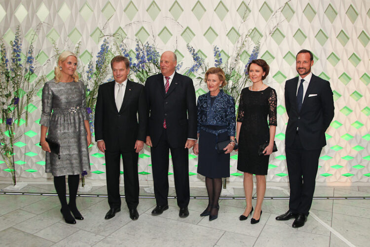 Prinsessa Mette-Marit, tasavallan presidentti Sauli Niinistö, kuningas Harald V, kuningatar Sonja, puoliso Jenni Haukio ja kruununprinssi Haakon Oslon oopperatalolla 11. lokakuuta 2012. Copyright © Tasavallan presidentin kanslia