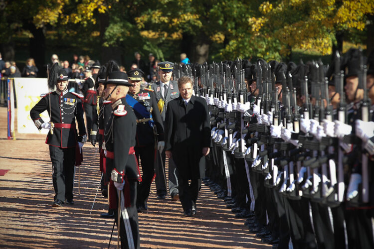  Viralliset vastaanottoseremoniat: presidentti Niinistö tarkastaa kunniakomppanian. Copyright © Tasavallan presidentin kanslia 