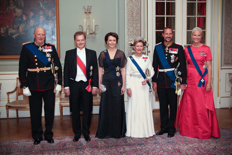 Valtiovierailun juhlapäivällinen Oslossa 10. lokakuuta 2012: Norjan kuningas Harald V, tasavallan presidentti Sauli Niinistö, puoliso Jenni Haukio, kuningatar Sonja, kruununprinssi Haakon ja prinsessa Mette-Marit. Copyright © Tasavallan presidentin kanslia