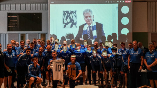 The Huuhkajat in a group photo with the President of the Republic. Photo: Jyri Sulander/Football Association of Finland