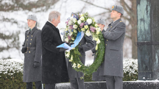 President of the Republic of Finland Sauli Niinistö and Mrs Jenni Haukio laid a wreath at the Hero’s Cross in Hietaniemi Cemetery on the morning of Independence Day, 6 December 2022 Photo: Juhani Kandell/Office of the President of the Republic of Finland