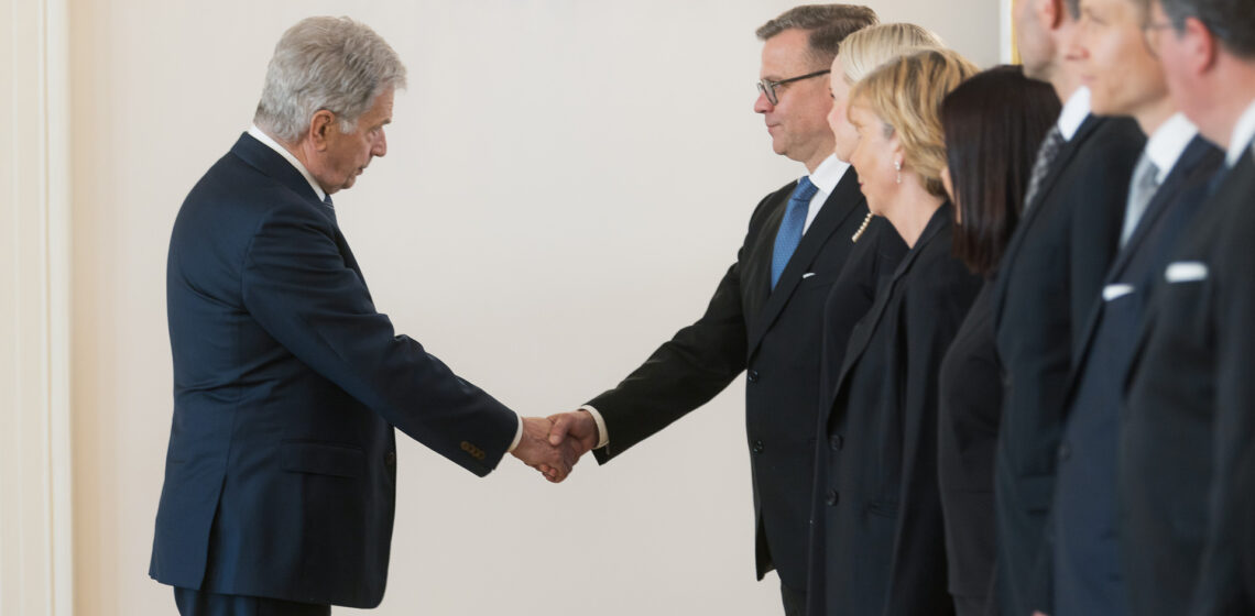Presidentti Niinistö kättelee pääministeri Orpoa.