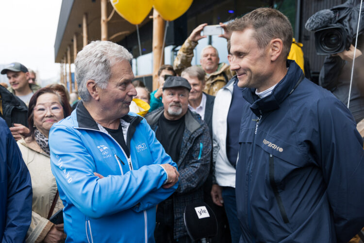 Presidenten i samtal med  tävlingsgångaren Jarkko Kinnunen. Foto: Matti Porre/Republikens presidents kansli