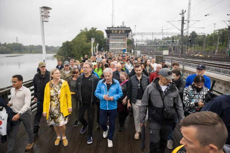 Promenadjippot lockade hundratals deltagare till Tölöviken i Helsingfors. Foto: Matti Porre/Republikens presidents kansli