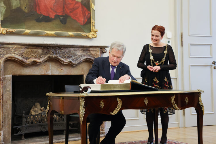 In the Old City of Bonn
President Niinistö signed the Golden Book of the Old Town Hall. Photo: Riikka Hietajärvi/Office of the President of the Republic of Finland