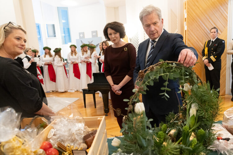 Suomen Kukkakauppiasliiton Helsingin piirin edustajat  luovuttivat kukkatervehdyksensä. Kuva: Matti Porre/Tasavallan presidentin kanslia
