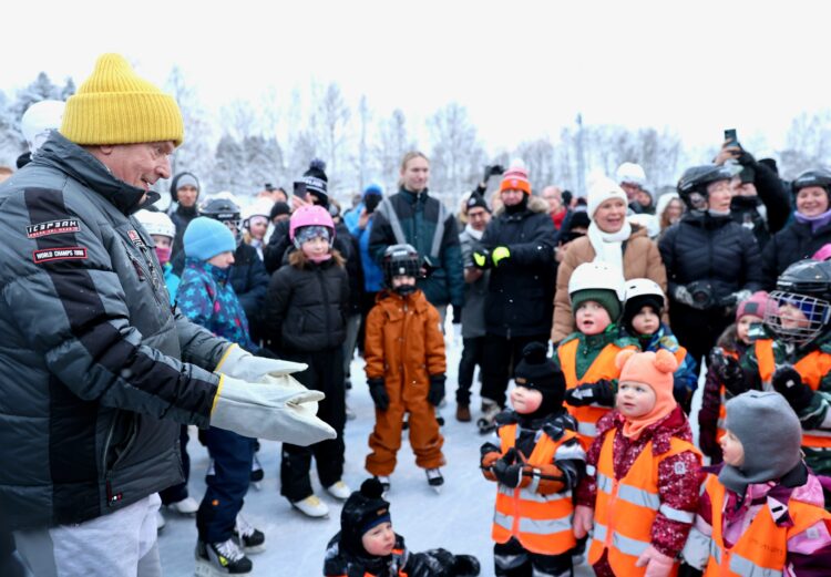 Pellervon päiväkodin lapset lauloivat presidentille luistelulaulun Sorsapuistossa. Kuva: Riikka Hietajärvi/Tasavallan presidentin kanslia