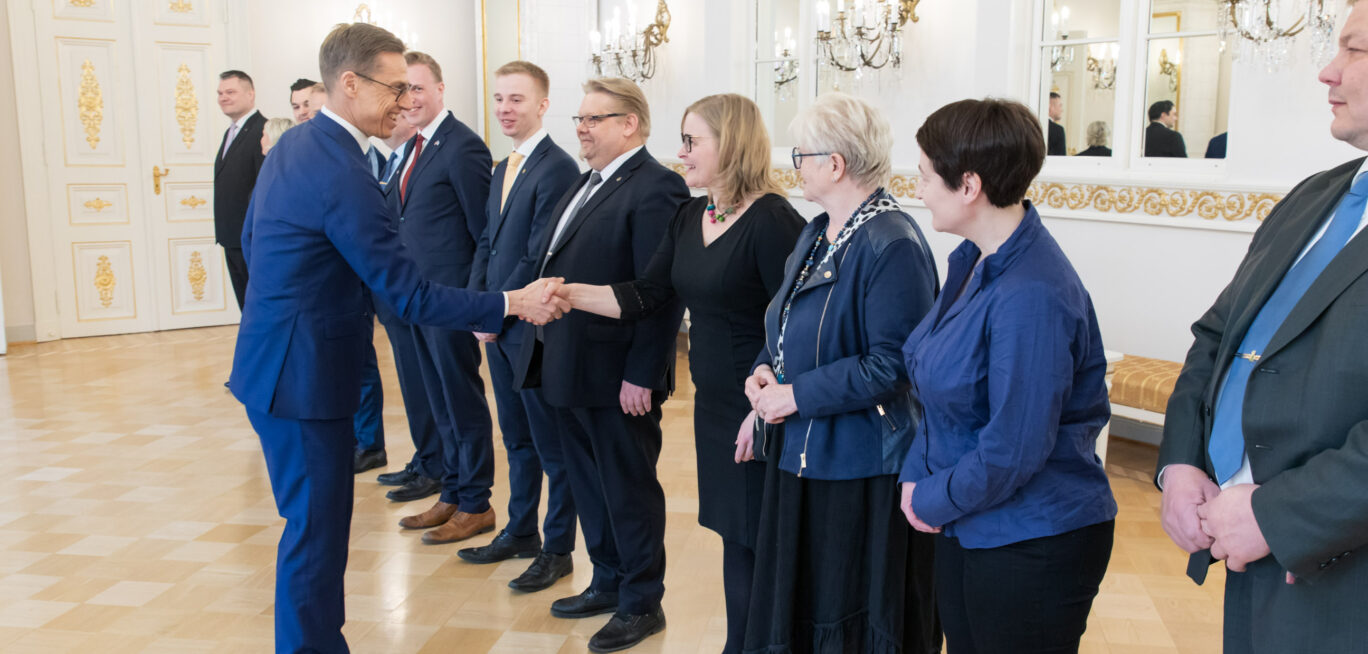 President Stubb shakes hands with the members of the parliamentary Defence Committee.