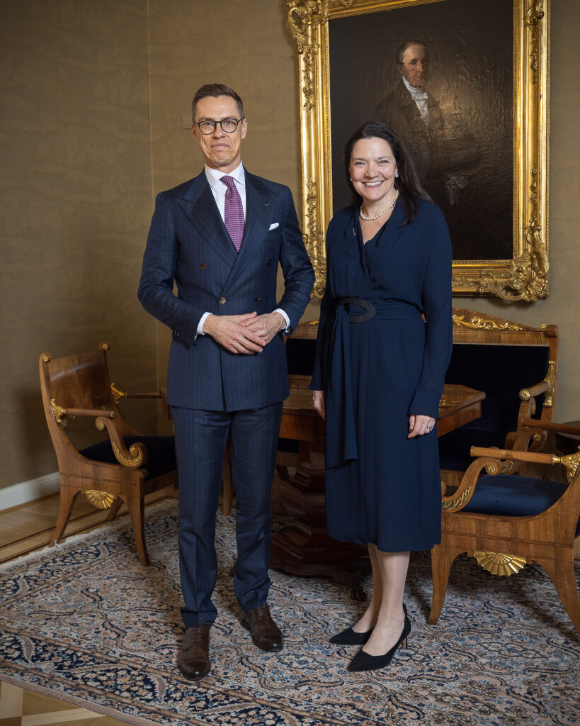 Presidentti Alexander Stubb ja Ison-Britannian suurlähettiläs Laura Davies. Kuva: Matti Porre/Tasavallan presidentin kanslia 
