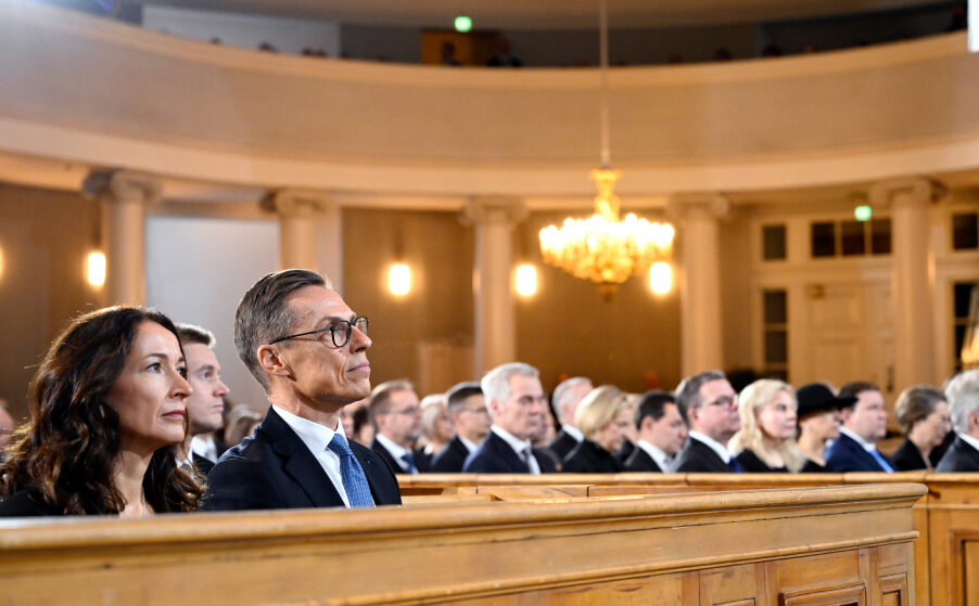 Tasavallan presidentti Alexander Stubb ja hänen puolisonsa Suzanne Innes-Stubb osallistuivat Suomen itsenäisyyden ekumeeniseen juhlajumalanpalvelukseen Tuomiokirkossa 6. joulukuuta 2024. Kuva: Emmi Korhonen/Lehtikuva